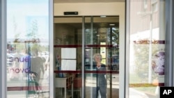 A resident watches nurses leaving the Vilanova nursing home in Corbas, near Lyon, central France, May 4, 2020.