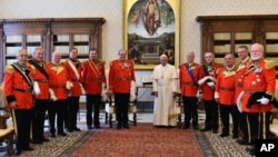 Le pape François, accompagné du Grand maître de l'Odre de Malte Matthew Festing, au Vatican, le 23 juin 2016