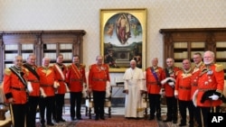 Le pape Francis, flanqué à gauche par le Grand Maître des Chevaliers de Malte Matthew Festing, au Vatican, jeudi 23 juin 2016.