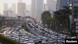 Suasana lalu lintas yang tetap padat di Jakarta saat diberlakukannya pembatasan di tengah pandemi Covid-19, 19 Mei 2020. (Foto: dok).