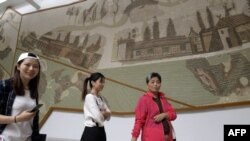 Les touristes visitent le musée du Bardo dans la capitale tunisienne Tunis, le 3 octobre 2018. (FETHI BELAID /AFP)