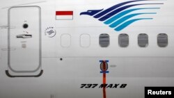 Sebuah segel terpasang di badan pesawat Boeing 737 MAX yang terparkir di Garuda Maintenance Facility AeroAsia, di Bandara Internasioal Soekarno-Hatta, 13 Maret 2019. 