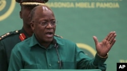 Président John Magufuli azali kopesa lisikulu na likita lya lisanga Chama cha Mapinduzi na Dodoma, Tanzanie, 11 juillet 2020. 