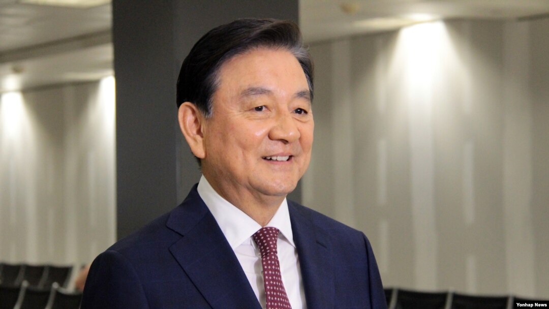 문재인 한국 대통령의 특사로 17일 미국을 방문한 홍석현 한반도포럼 이사장이 버지니아주 덜레스국제공항 입국장을 빠져나오고 있다. 