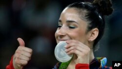 Aly Raisman et sa médaille d'argent aux JO 2016, Rio de Janeiro, le 16 août 2016