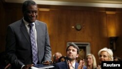 Diễn viên Ben Affleck và bà Cindy McCain hoan nghênh bác sĩ Denis Mukwege tại Ủy ban Đối ngoại Thượng viện Mỹ ở Washington, ngày 26/2/2014. Bác sĩ Mukwege đã đoạt giải Nhân quyền Sakharov 2014.