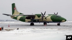 ARSIP - Pesawat militer AN-26 bersiaga di pelataran bandara Kosice, Slovakia dalam foto yang diambil pada hari Jum’at, 20 Januari 2006 (foto: AP Photo/Milan Kapusta)