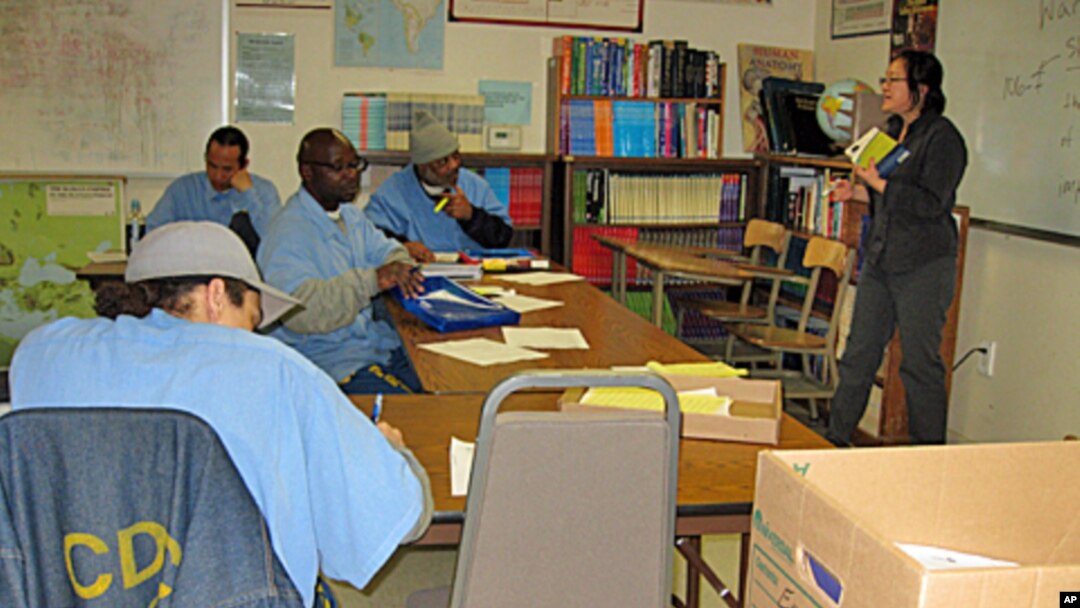Para narapidana belajar di kelas di penjara San Quentin, di California, AS (foto: ilustrasi).
