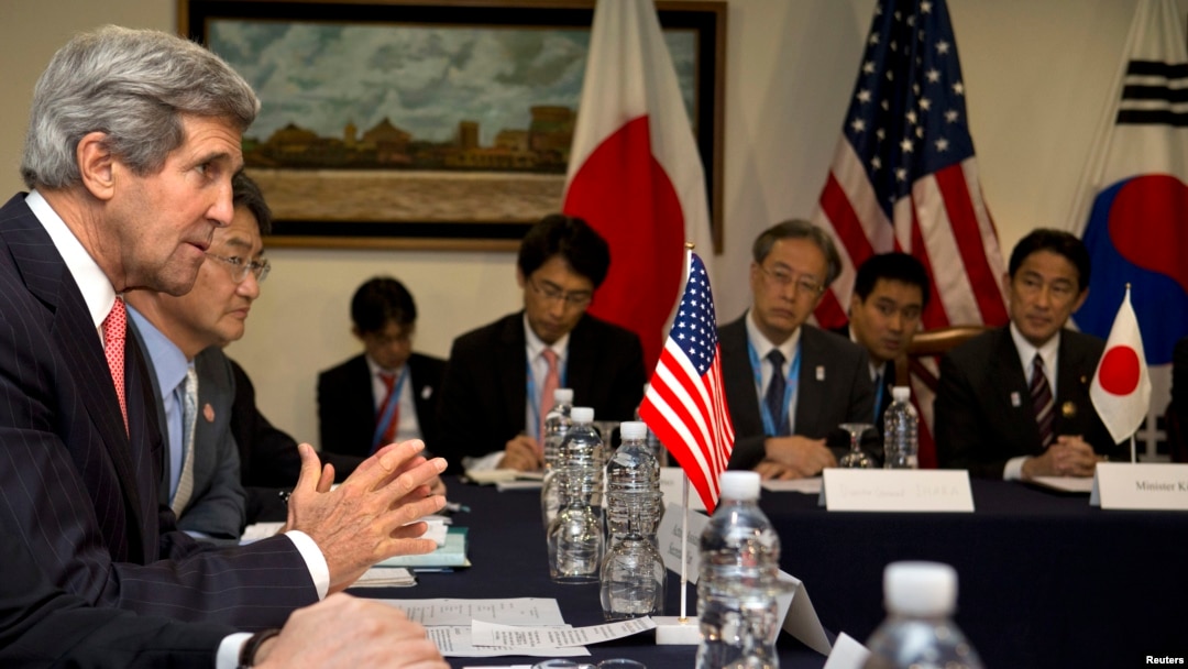 Menteri Luar Negeri John Kerry (kiri) saat bertemu dengan para pejabat Jepang dan Korea dalam KTT ASEAN di Bandar Seri Begawan, Brunei, Juli 2013. (Reuters/Jacquelyn Martin)