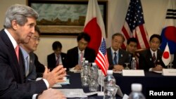 Menteri Luar Negeri John Kerry (kiri) saat bertemu dengan para pejabat Jepang dan Korea dalam KTT ASEAN di Bandar Seri Begawan, Brunei, Juli 2013. (Reuters/Jacquelyn Martin)