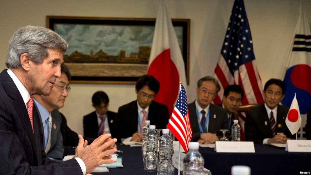 Menlu AS John Kerry (kiri) bertemu dengan Menteri-Menteri Luar Negeri China, Jepang dan Korea Selatan dalam forum ASEAN di Brunei Darussalam (1/7)/ 