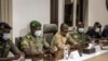 Le colonel Assimi Goita (au centre), chef du Comité national pour le salut du peuple, est accompagné par le porte-parole du groupe, Ismael Wague (à gauche), à Bamako, au Mali. (Photo AP)