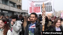 Studenti iz Kragujevca krenuli su u utorak peške ka Nišu, a jedan od njih nosi beli luk kao amajliju (foto: FoNet)