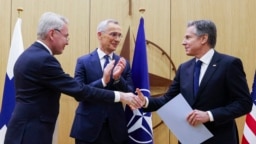 Finlandiya Dışişleri Bakanı Pekka Haavisto, Brüksel'deki NATO karargahında ABD Dışişleri Bakanı Antony Blinken'a resmi belgeleri teslim ederek Finlandiya'nın NATO'ya katılım sürecini tamamladı.