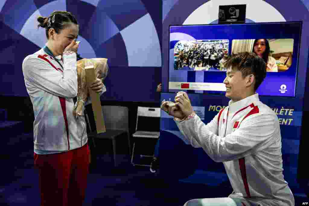 China&#39;s Gold medalist Huang Ya Qiong reacts as she receives a marriage proposal from her partner Liu Yuchen after leaving the podium at the mixed doubles badminton medal ceremony during the Paris 2024 Olympic Games at Porte de la Chapelle Arena in Paris, France, Aug. 2, 2024.