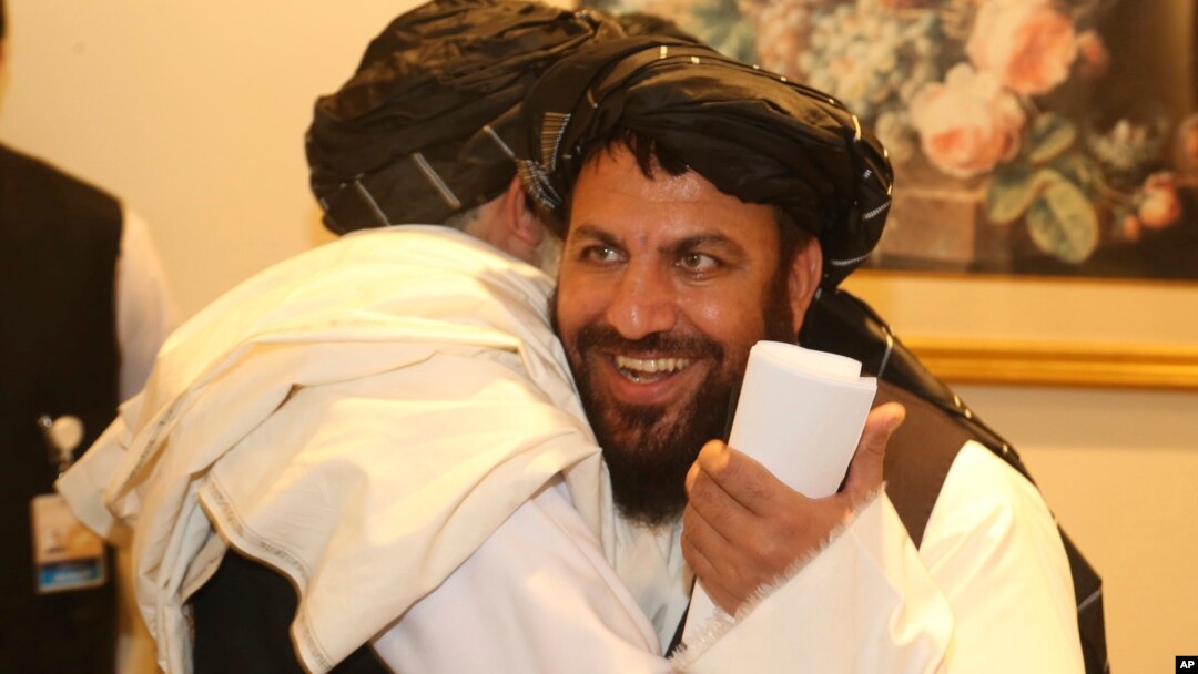 Tinchlik bitimi imzolanishi oldidan Tolibon delegatsiyasi vakillari bir-birini qutlamoqda, Doxa, Qatar, 2020-yil, 29-fevral.
