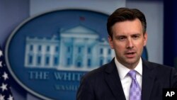 Juru bicara Gedung Putih Josh Earnest berbicara dalam arahan harian di Washington (19/7).