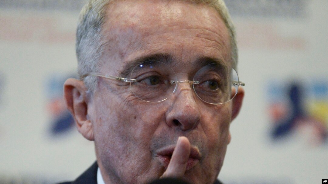 ARCHIVO - El expresidente Álvaro Uribe habla durante una conferencia de prensa en la sede del partido Centro Democrático después de reunirse con el presidente electo Gustavo Petro en Bogotá, Colombia, el miércoles 29 de junio de 2022.