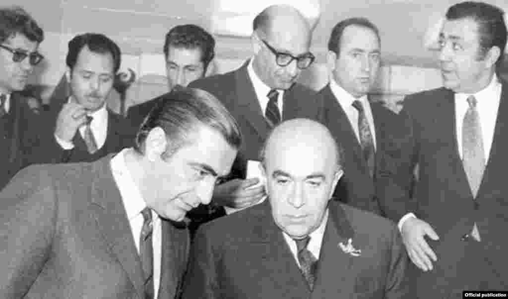 خداداد فرمانفرماییان(نفر سمت چپ) در کنار امیرعباس هویدا، از نخست وزیران حکومت پهلوی که به تازگی درگذشت. آقای فرمانفرماییان از دانشگاه کلرادو و هاروارد دکترای اقتصاد گرفت و در بازگشت به ایران در جمع مدیران نواندیش اقتصادی عصر پهلوی دوم قرار گرفت. او را یکی از مدیران اصلی ساختار نوین اقتصادی ایران نامیده‌اند و به ریاست سازمان برنامه و بودجه و بانک مرکزی هم رسید. این مدیر اقتصادی در سال‌های آخر حکومت پهلوی از کار دولتی کناره گرفت اما پس از پیروزی انقلاب ۵۷ توسط انقلابیون دستگیر شد. آقای فرمانفرماییان دستگیری خود را "غیرمنتظره" می دانست زیرا معتقد بود "ما کاری نکرده‌ایم که بترسیم و فرار کنیم".او پس از این دستگیری از ایران خارج شد و به همراه خانواده‌اش در انگلیس ساکن شد.