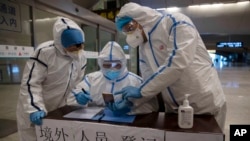 တရုတ်နိုင်ငံ Wuhan မြို့မှာ တွေ့ရတဲ့ ကျန်းမာရေးဝန်ထမ်းများ။ (မတ် ၂၉၊ ၂၀၂၀)