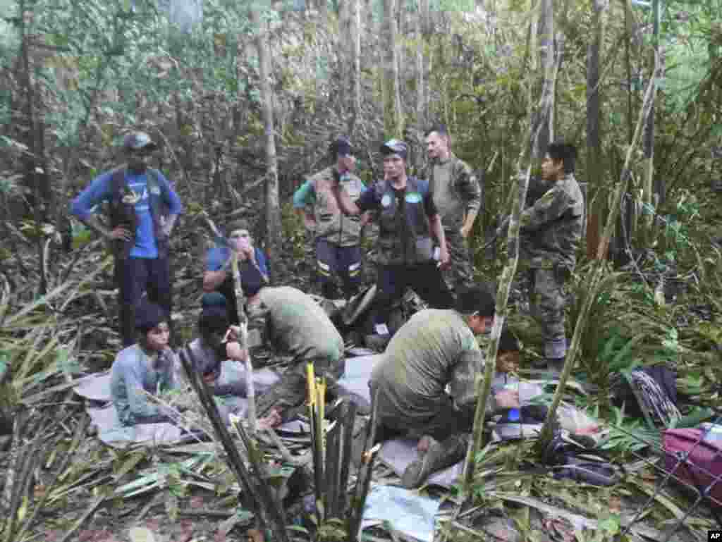 Esta foto publicada por la Oficina de Prensa de las Fuerzas Armadas de Colombia muestra a los soldados e indígenas con los cuatro hermanos indígenas que desaparecieron después del accidente aéreo en la selva.&nbsp;