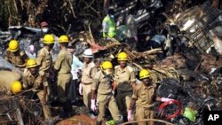 کارمه‌ندانی فریاکه‌وتنی هیندسـتان سه‌رقاڵی ده‌رهێنانه‌وه‌ی ته‌رمی قوربانیـیه‌کانی فڕۆکه‌که‌ی هێڵی ئاسـمانی ئندیا ئێکسپرێس، 24 ی پـێـنجی 2010