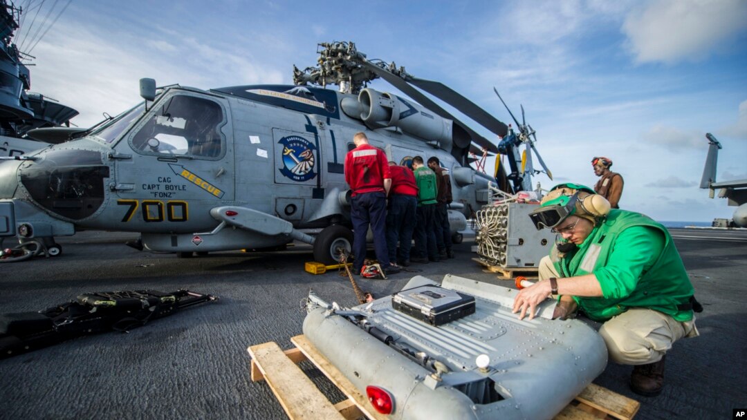 Para awak kapal induk AS menyiapkan helikopter Sea Hawk di atas kapal induk AS USS George Washington untuk operasi bantuan di Filipina (13/11). 