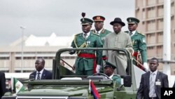 Nigerian president Goodluck Jonathan (right) stands with military aides in a parade convoy during Army Day celebrations in the capital Abuja, 6 Jul 2010 (File Photo)