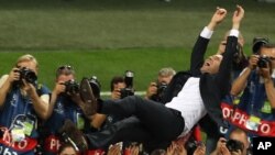 L'entraîneur du Real Madrid Zinedine Zidane est lancé en l'air après la victoire de l'équipe, à Milan, Italie, le 28 mai 2016.