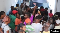 Sejumlah warga tampak berkumpul untuk mendapatkan makanan di sebuah tempat penampungan di Port-au-Prince, Haiti, pada 4 Oktoberfest 2024. (Foto: Reuters/Jean Feguens Regala)