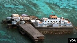 Bendera Tiongkok berkibar di konstruksi yang dibangun oleh Tiongkok di kepulauan Spratly yang diklaim sebagai wilayah Filipina.