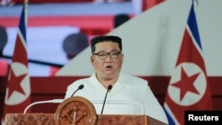 朝鲜中央通讯社2022年7月27日发布的照片显示，朝鲜领导人金正恩在朝鲜平壤举行的朝鲜战争停战69周年纪念仪式上发表讲话。