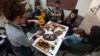 ARCHIVO - Amigos y familiares comen carne de asado en el patio de su vivienda en Buenos Aires, Argentina, el 23 de junio de 2024. (ARCHIVO/REUTERS)