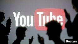 Pengadilan tertinggi Uni Eropa, Kamis (9/7), memutuskan bahwa platform-platform online seperti YouTube hanya perlu mengungkap alamat pos sesuai hukum Eropa terkait hak atas kekayaan intelektual. (Foto: ilustrasi).