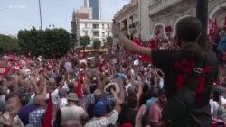 Des milliers de Tunisiens manifestent pour réclamer le respect de la Constitution