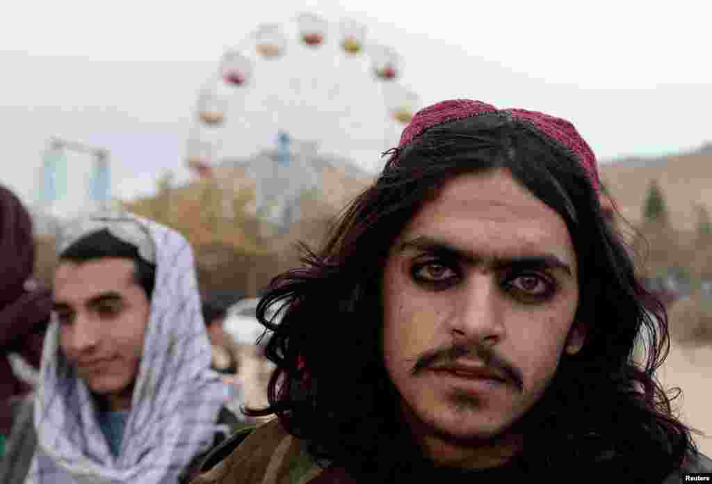 Kobul tashqarisidagi istirohat bog'iga ko'ngil yozish uchun kelgan tolib. Afg'oniston.
