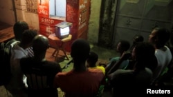 Congolese people wait for Congo's Independent National Electoral Commission (CENI) press conference to announce the results of the presidential election outside a bar in Kinshasa, Democratic Republic of Congo, Jan. 9, 2019.