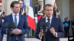 Kanselir Austria Sebastian Kurz (kiri) dan Presiden Perancis Emmanuel Macron dalam pertemuan di Istana Elysee, Paris (foto: dok). 