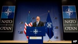 El secretario de Estado de EE.UU., Mike Pompeo, habla con periodistas luego de reunirse con los cancillers de la OTAN en Bruselas. Abril 27 de 2018.