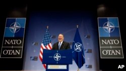 Menteri Luar Negeri AS Mike Pompeo memberikan keterangan kepada media pada akhir pertemuan para menteri luar negeri NATO di markas NATO, Brussels, Jumat, 27 April 2018.