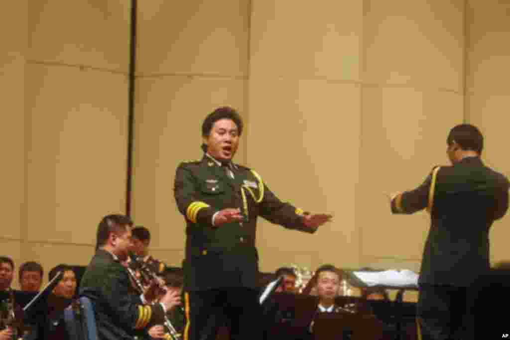 男高音戴玉强演唱"在那遥远的地方"