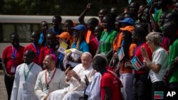 Baba Mtakatifu Francisko akisalimiana na waumini Wakatoliki kutoka mji wa Rumbek, waliotembea kwa zaidi ya wiki moja kufika mji mkuu, baada ya mkutano katika Kanisa Kuu la Mtakatifu Teresa, Juba, Sudan Kusini, tarehe 4 Februari 2023.
