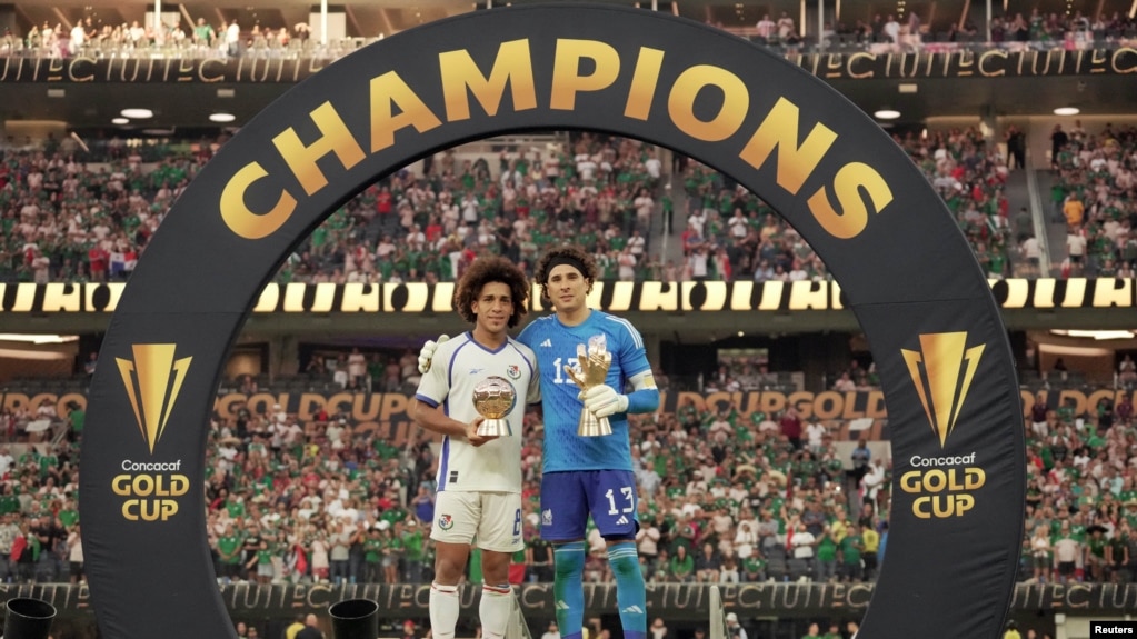 El delantero mexicanoo Guillermo Ochoa (13) y el portero panameño Adalberto Carrasquilla (8) posan con su trofeos de Mejor Jugador y Mejor Portero en la premiación de la Copa de Oro de la CONCACAF en Inglewood, California el 16 de julio de 2023.