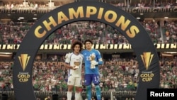 El delantero mexicanoo Guillermo Ochoa (13) y el portero panameño Adalberto Carrasquilla (8) posan con su trofeos de Mejor Jugador y Mejor Portero en la premiación de la Copa de Oro de la CONCACAF en Inglewood, California el 16 de julio de 2023.