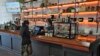 Una clienta compra un café en el Blind Tiger Cafe el 10 de enero de 2024, en Tampa, Florida. 