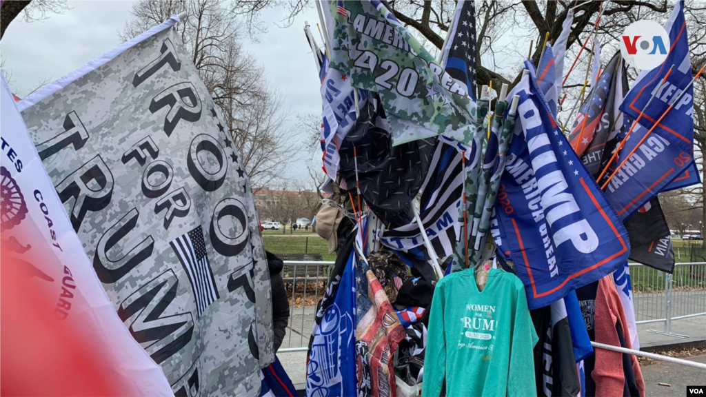 Un puesto de venta de banderas y ropas con mensajes de apoyo al presidente Trump.