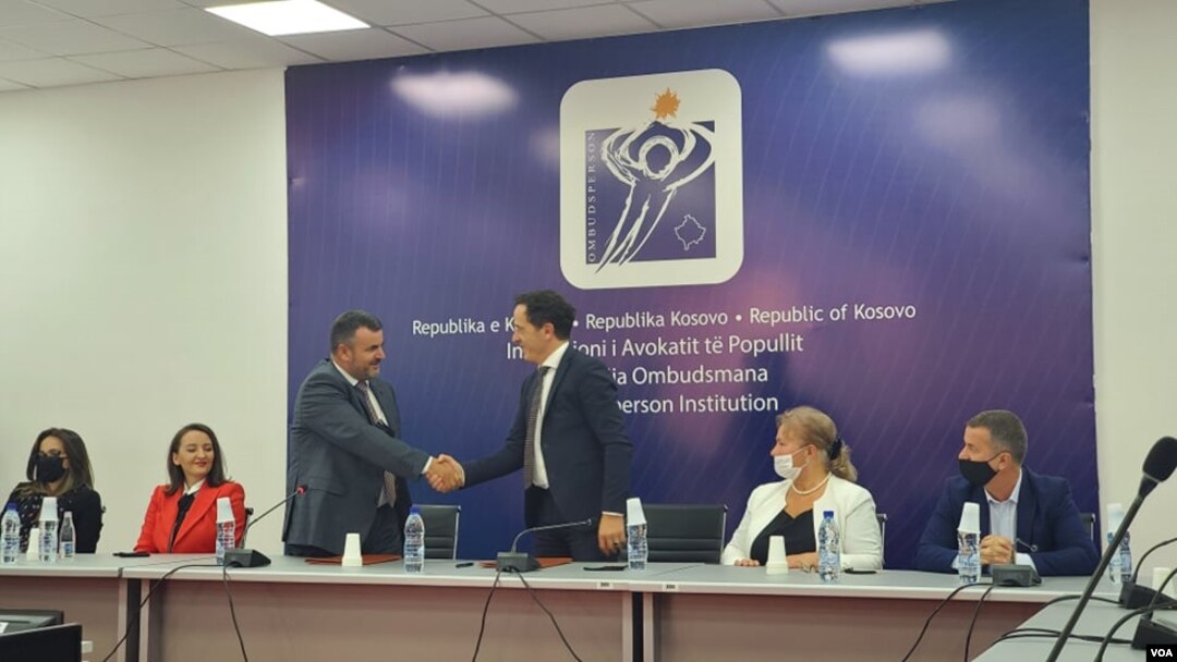 Novi ombudsman Kosova Naim Ćeljaj (L) preuzima dužnost od Hiljmija Jašarija