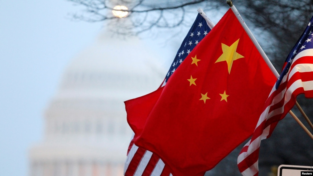 资料照：以美国国会大厦为背景的美中国旗