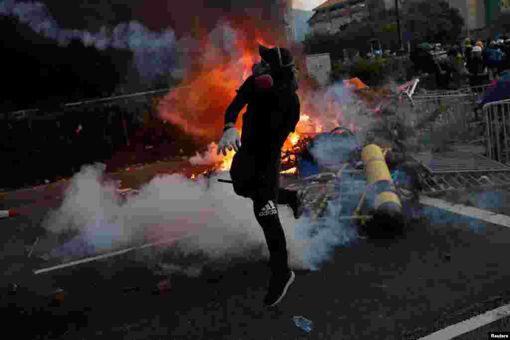 La policía disparó agua con cañones y gas lacrimógeno para dispersar a los manifestantes que lanzaron cócteles molotov en el centro financiero asiático, en un día en que China celebró el aniversario 70 de la fundación de la República Popular.