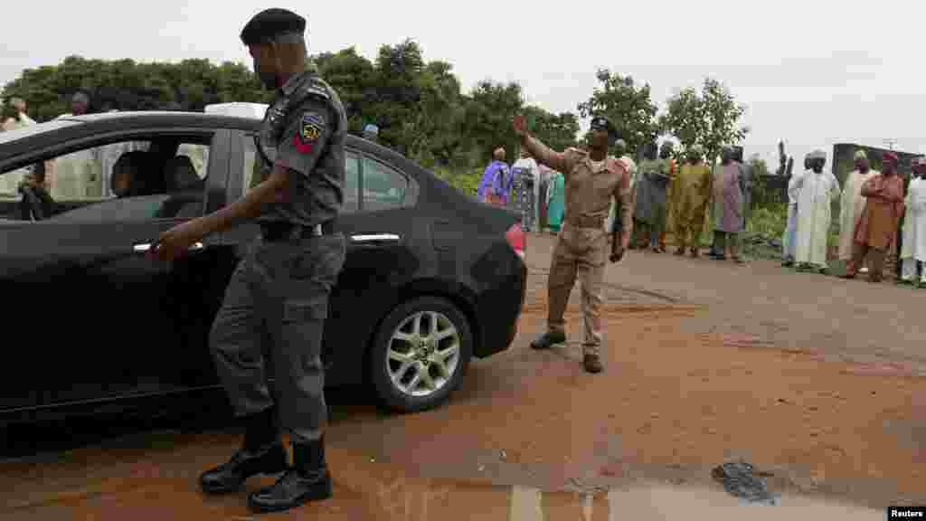 Ana bincike ababan hawa kafin shugaban Majalidar Dattijai Bukola Saraki ya bayyana a gaban a Kotun Tabbatar da Da'ar Ma'aikata dake Abuja, Satumba 21, 2015.